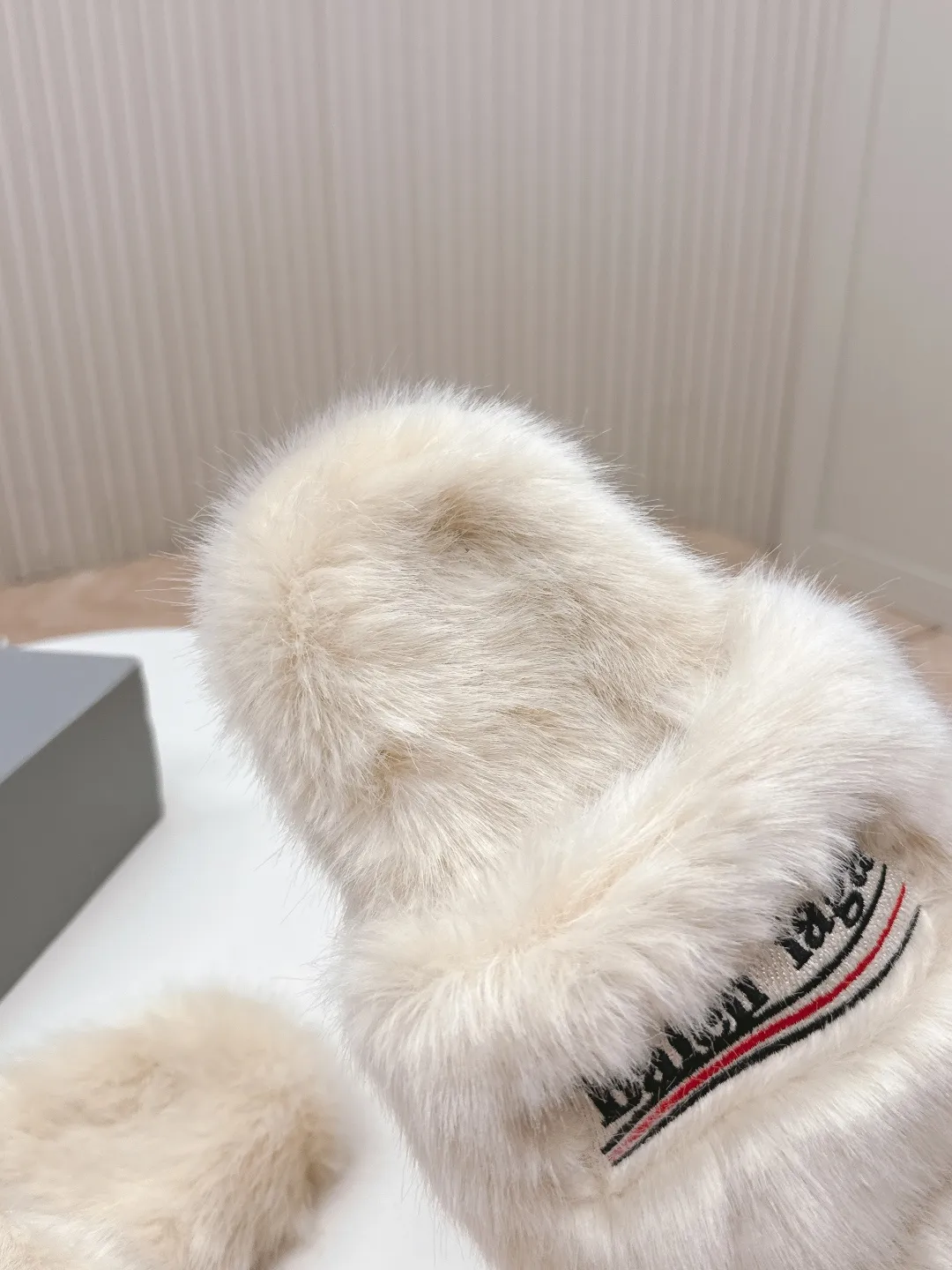 👟👟Ex-factory price 480👟👟 Balenciaga 2025 new color furry slippers. This furry slipper is really irresistible. It’s so cool and versatile~ The upper foot is super invincible, good-looking and comfortable. Fabric: Imported wool, soft and comfortable. Lining: original special material. Sole: original outsole. Size: 36-40.
